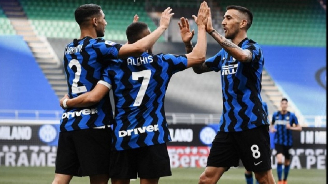 Para pemain Inter Milan merayakan gol. 