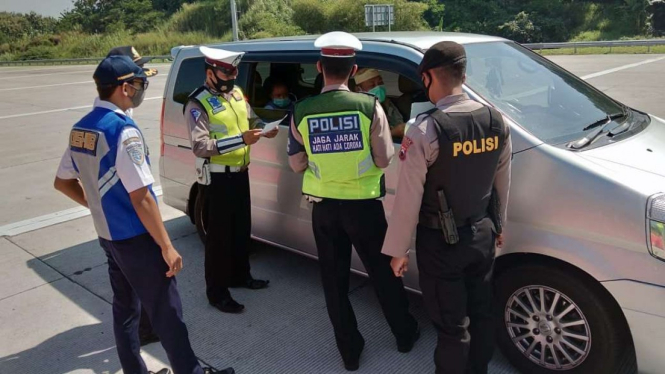 Penyekatan Pemudik di Depan Gerbang Tol Kalikangkung Jateng