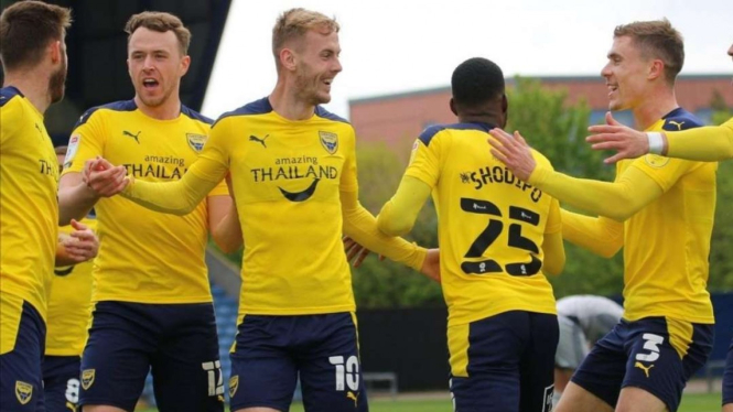 Para pemain Oxford United merayakan gol. 