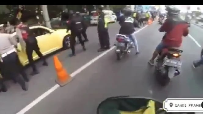 VW Kuning tabrak polisi saat penyekatan