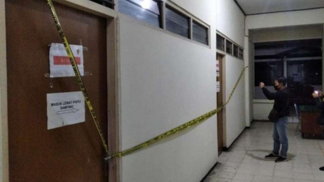 Ruangan Badan Kepegawaian Daerah (BKD) Kabupaten Nganjuk, Jawa Timur, disegel pada Senin, 10 Mei 2021, setelah operasi tangkap tangan (OTT) KPK yang juga menangkap Bupati Nganjuk.