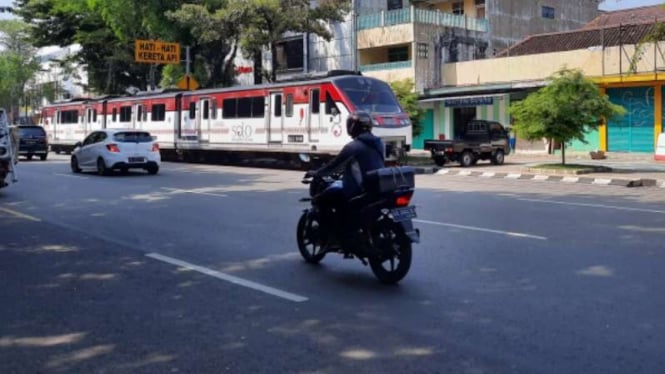 KA Batara Kresna saat melintas di Jalan Slamet Riyadi, Solo.