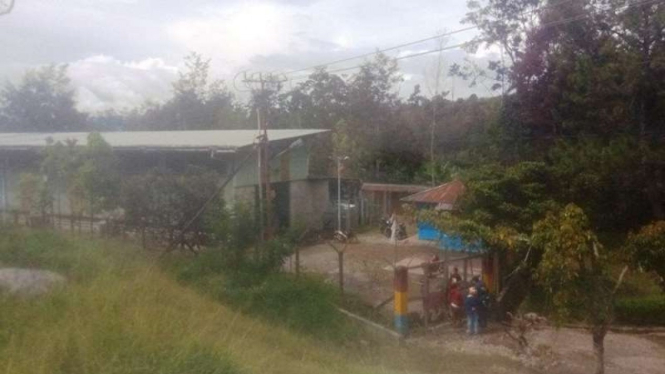 Gedung milik PT PLN Wamena, Provinsi Papua, yang terdampak luapan air dibersihkan oleh staf PLN setempat, Senin, 10 Mei 2021.