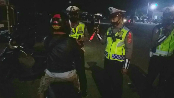 Petugas melakukan penyekatan di Limbangan, Kabupaten Garut Jawa Barat.