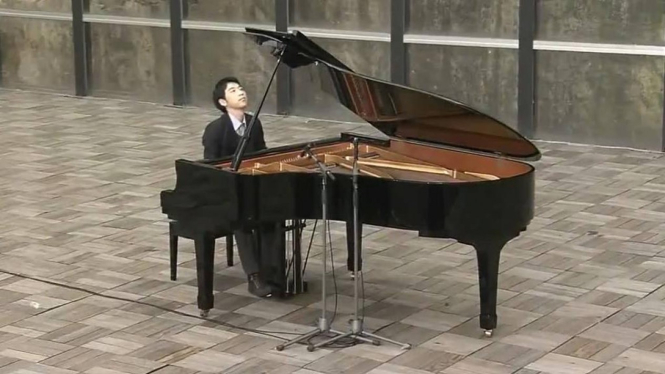 Yiruma saat memainkan piano