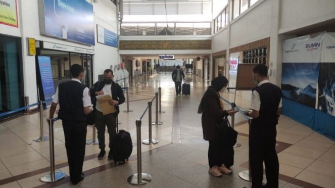 Calon penumpang di Bandara Internasional Juanda Surabaya.