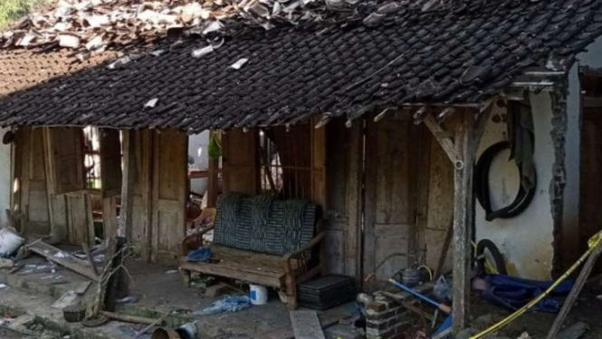 Rumah seorang warga bernama Abdullah yang hancur terdampak ledakan berantai 205 petasan jumbo di Desa Sukorejo Wetan, Kecamatan Rejotangan, Tulungagung, Jawa Timur, Selasa, 11 Mei 2021.