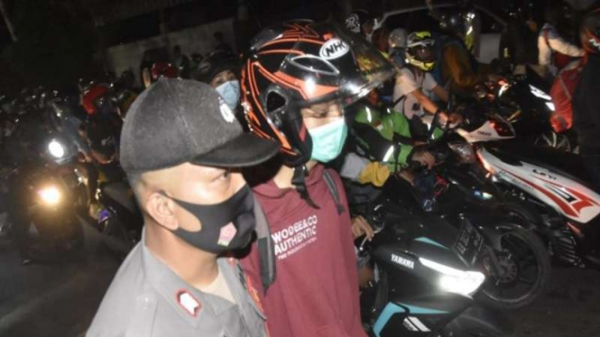 Polisi mengamankan provokator di titik penyekatan mudik yang berada di Bekasi