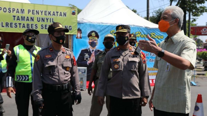 Gubernur Jawa Tengah, Ganjar Pranomo mengecek posko penyekatan.