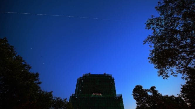 Pemandangan langit di malam hari.