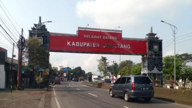 Suasana arus lintas di perbatasan Kota Semarang dan Ungaran Kabupaten Semarang.