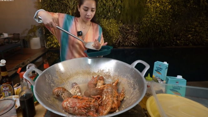 Nagita Slavina masak lobster