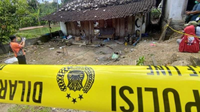 Warga menyaksikan proses olah TKP ledakan petasan yang menewaskan dua remaja dan melukai tujuh warga lainnya di Desa Sukorejo Wetan, Tulungagung, Jawa Timur, Selasa, 11 Mei 2021.