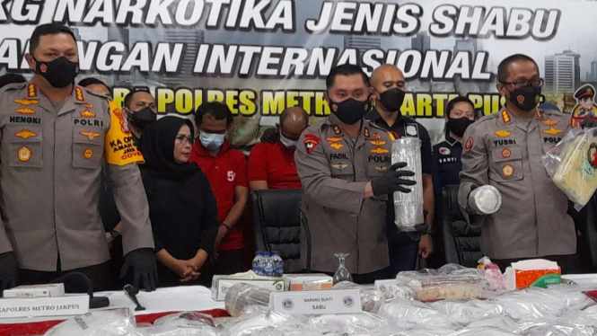 Kapolda Metro Jaya Irjen Pol Fadil Imran (tengah) ungkap kasus narkoba internasional.