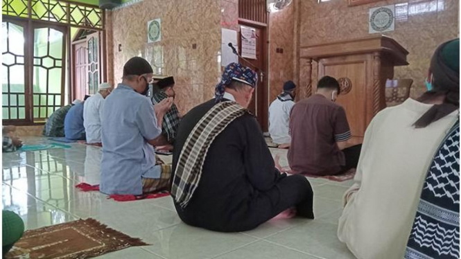 Ibadah salat dilakukan dengan memperhatikan Protokol Kesehatan (foto/dok. pribadi)