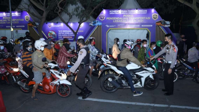 Penyekatan kendaraan di Jalan Raya Serang, Jayanti.