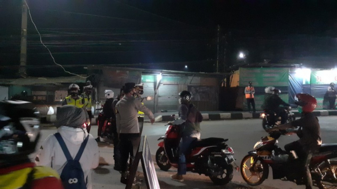 Aparat polisi melakukan penyekatan mudik di Jalan Raya Serang.