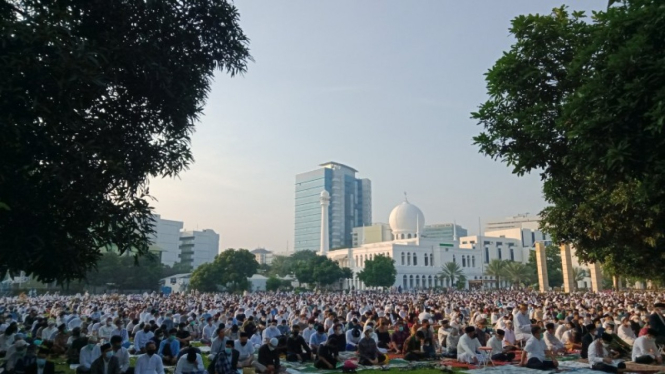 Masjid Agung Al Azhar, Kebayoran Baru, menggelar shalat Idul Fitri.