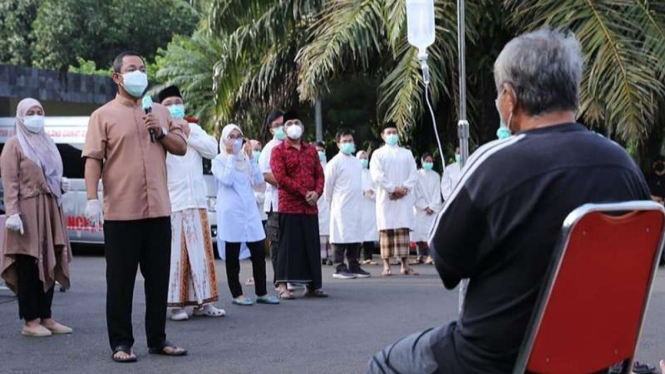 Wali Kota Semarang berdialog dengan pasien COVID-19 yang sedang berjemur.
