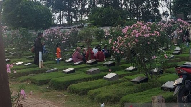 Sejumlah orang tetap menggelar ziarah di Tempat Pemakaman Umum Malaka, Jaktim