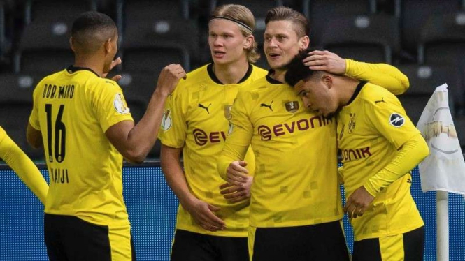 Pemain Borussia Dortmund rayakan gol.