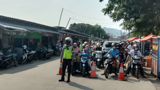 Polisi menghentikan sementara arus lalu lintas dengan metode one way untuk mengurai kemacetan di jalur lain di Jalan Lingkar Selatan, Ciwandan, Kota Cilegon, Banten, Sabtu, 15 Mei 2021.