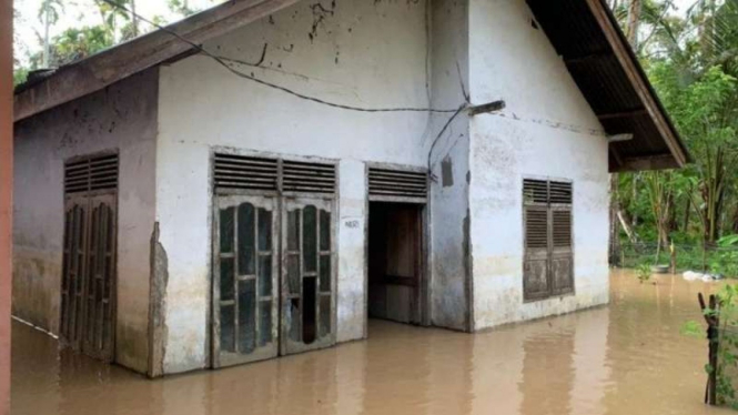 Banjir menggenangi rumah warga di wilayah Kecamatan Woyla Barat, Kabupaten Aceh Barat, Provinsi Aceh, Sabtu, 15 Mei 2021.