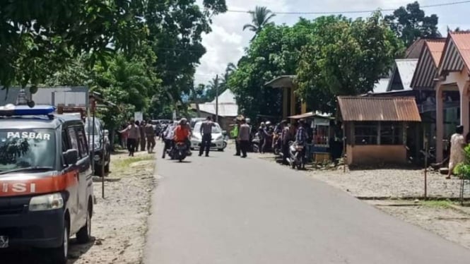 Petugas gabungan di Sialang Sasak, Kabupaten Pasaman Barat, Sumatera Barat, saat memperketat blokade pengunjung yang hendak masuk ke Pantai Sasak, Sabtu, 15 Mei 2021.