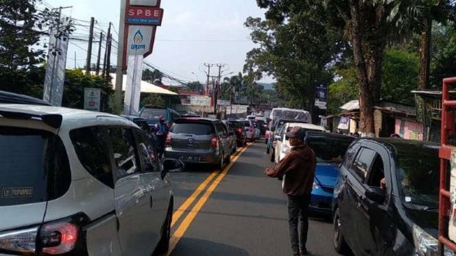 Arus lalu lintas di kawasan Puncak, Bogor, Jawa Barat, dilaporkan padat sejak Sabtu siang, 15 Mei 2021, sehingga memaksa polisi memberlakukan rekayasa lalu lintas dengan menerapkan sistem one way.