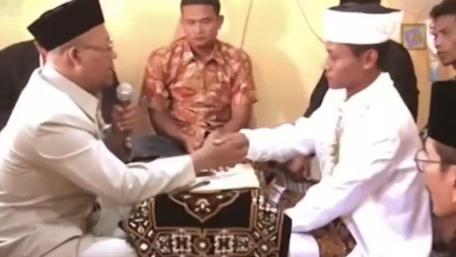 Calon pengantin pria baca doa lebaran saat ijab kabul (Instagram/yusufmansurnew)