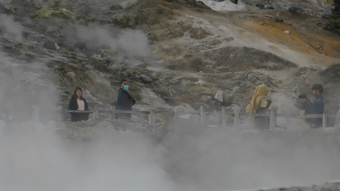 Wisatawan kunjungi Kawah Sikidang Dieng Wonosobo Jateng. 