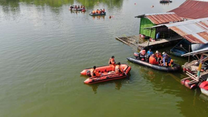 Tim Basarnas terus mencari korban perahu terbalik di Waduk Kedung Ombo.