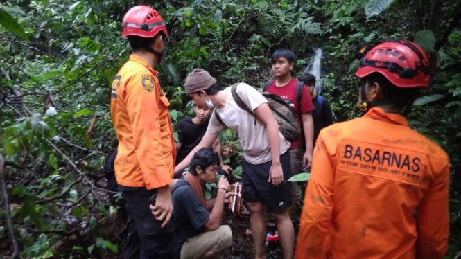 Basarnas Medan berhasil mengevakuasi rombongan wisatawan yang nekat masuk ke kawasan pemandian Air Terjun Dua Warna.