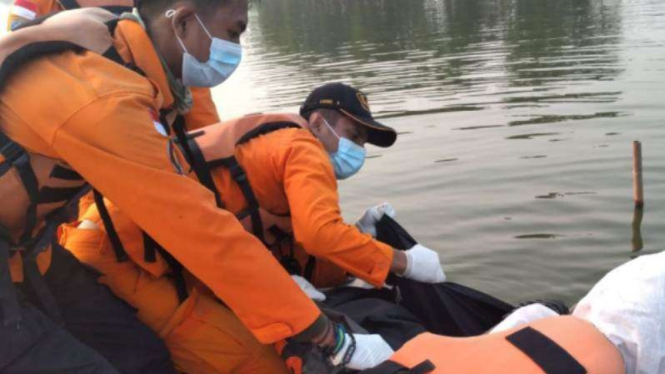 Tim SAR melakukan evakuasi terhadap empat wisatawan yang terseret ombak.