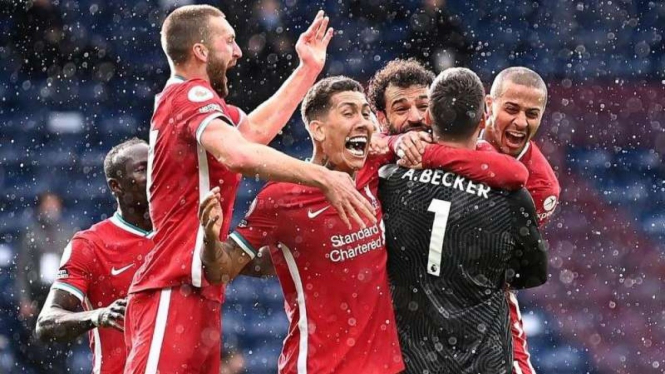 Kiper Liverpool merayakan gol