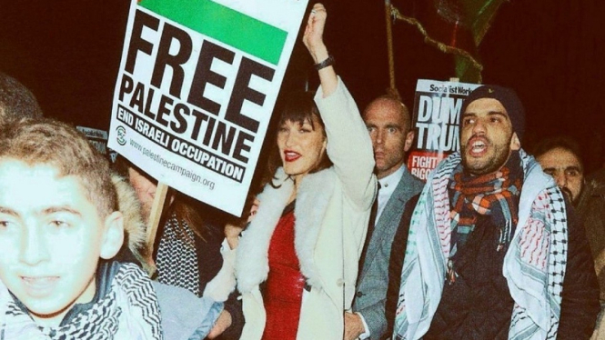 Bella Hadid turun ke jalan untuk berdemo dukung Palestina.