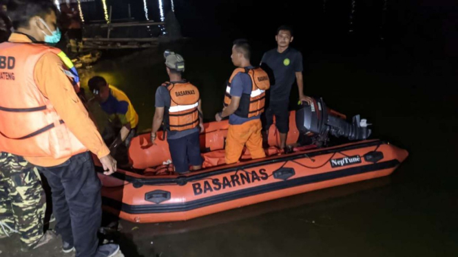 Petugas saat mengangkat jenazah korban perahu terbalik di Waduk Kedung Ombo.