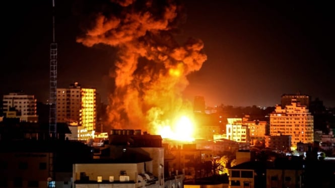 Israel melancarkan serangan udara ke wilayah padat penduduk di Gaza, Palestina.