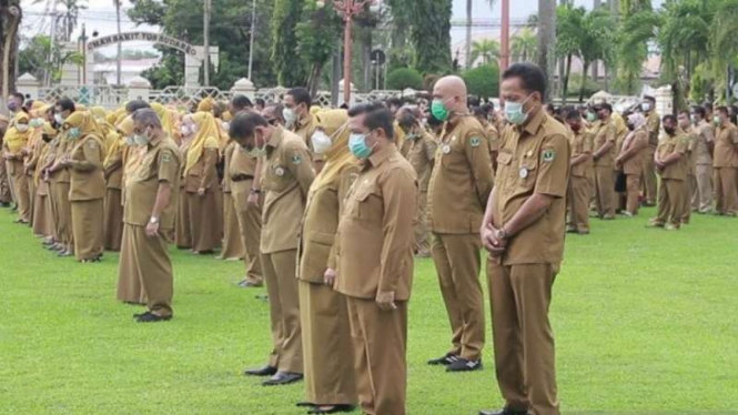 Sekretaris Daerah Sumatera Barat disetrap oleh Gubernur Mahyeldi karena dianggap tidak taat aturan pakaian dinas pada apel di Padang, Senin, 17 Mei 2021.