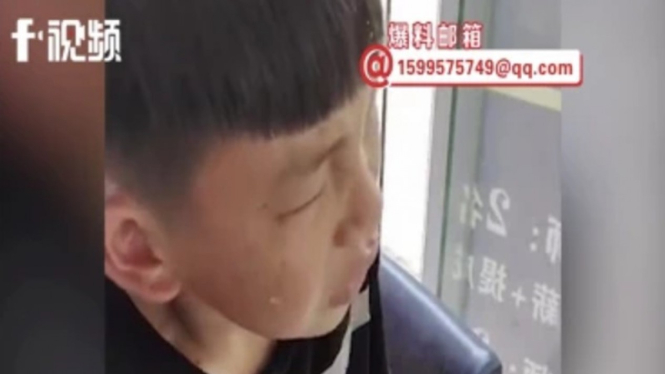 Video viral seorang bocah di China menangis karena kesal potongan rambutnya jelek.