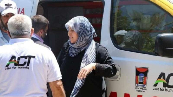 Ambulans berlogo Pemerintah Kota Padang, Sumatera Barat, digunakan untuk mengevakuasi korban serangan Israel di Palestina.