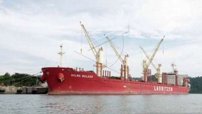 Kapal MV Hilma Bulker yang mengangkut gula rafinasi dari India dengan 13 ABK terdeteksi positif COVID-19, bersandar dan menjalani karantina di Pelabuhan Tanjung Intan, Cilacap, Jawa Tengah, Jumat, 7 Mei 2021.