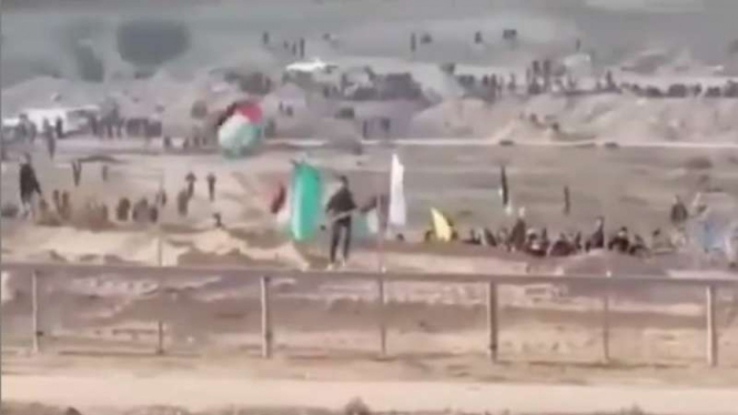 VIVA Militer: Warga Palestina berlari ke perbatasan mengejar tentara Israel