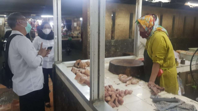 Tim Satgas Pangan Jatim melakukan pemantauan harga pangan di Pasar Wonokromo Surabaya, Jawa Timur, Senin, 17 Mei 2021.