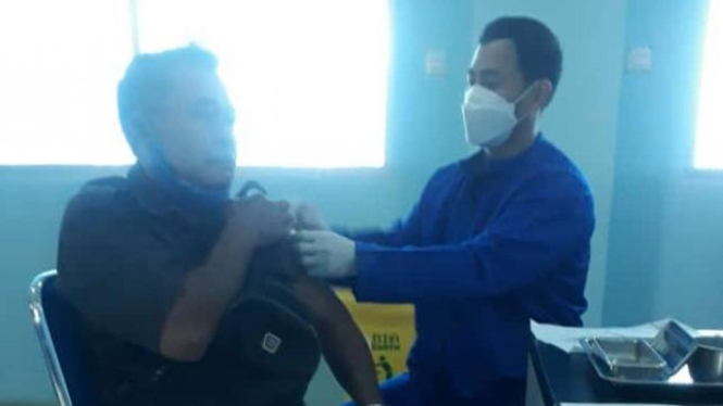 Pelaksanaan vaksinasi dilakukan oleh petugas kesehatan di Provinsi Lampung