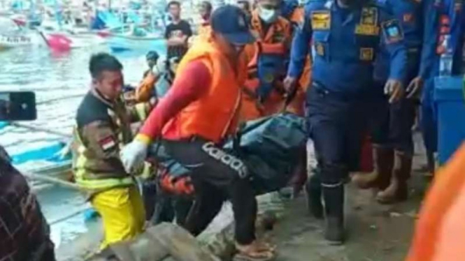 Proses evakuasi jenazah korban yang terseret di pantai selatan Garut.