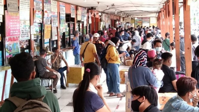 Pemudik di Terminal Kalideres