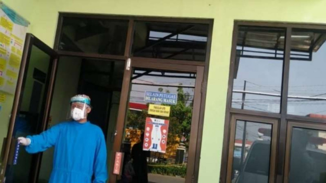 Petugas RSUD Loekmono Hadi di Kudus, Jawa Tengah, membuka pintu ruang isolasi untuk pasien COVID-19.