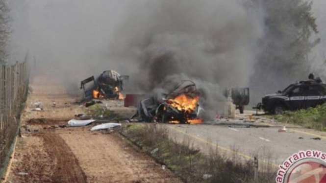 Kendaraan yang terbakar terlihat di dekat desa Ghajar, di perbatasan Israel-Leba