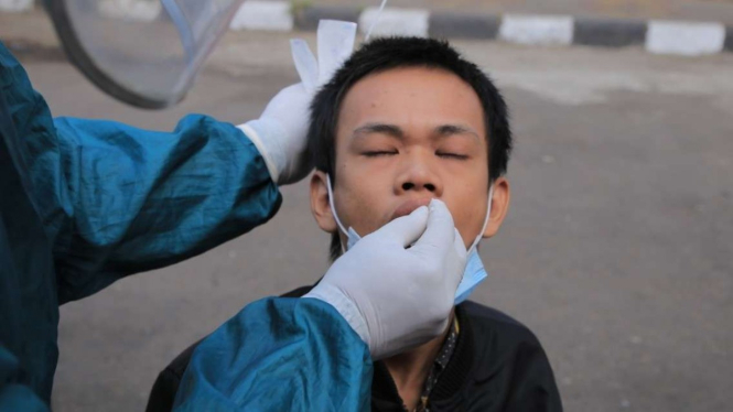 Petugas melakukan tes rapid antigen secara door to door di Kota Tangerang.